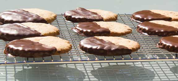 ginger-chocolate-oat-biscuits